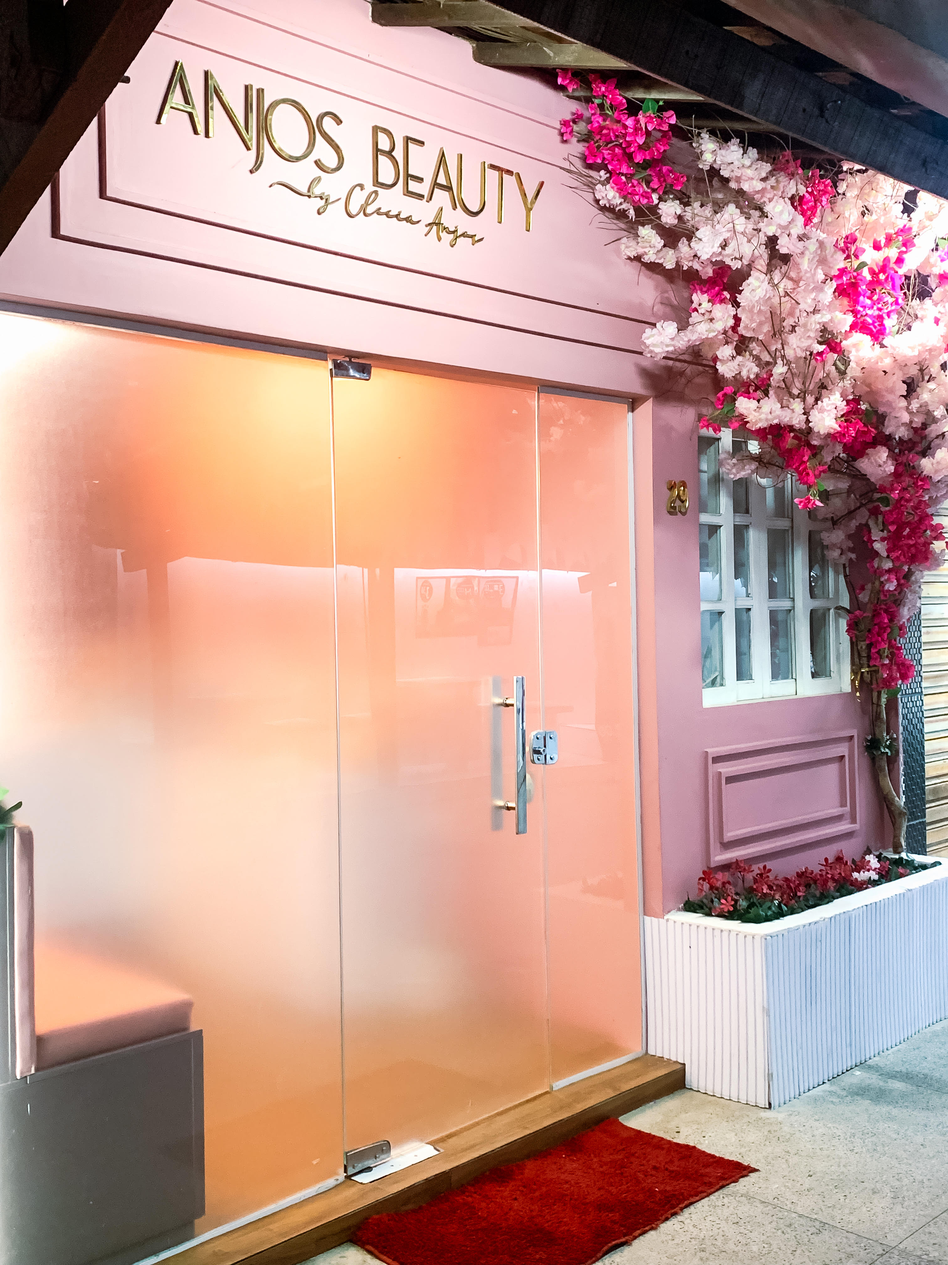 Close de sobrancelhas bem definidas.